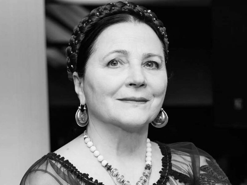 Білий мармур і маленьке фото. На могилі Ніни Матвієнко встановили пам'ятник