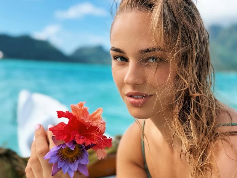 Білодід показалася в топі із завищеною талією, який закриває живіт