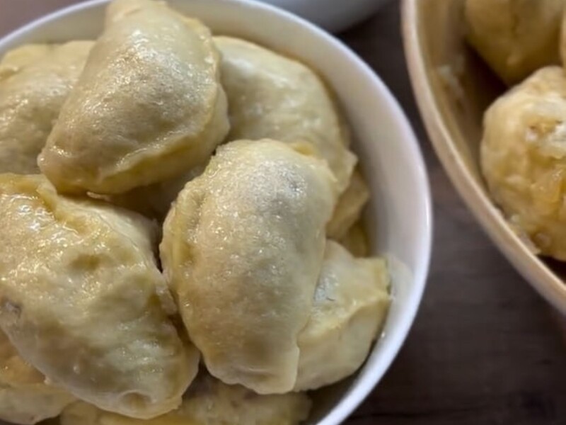 Змішайте це з борошном – і вареники ніколи не розваряться. Рецепт ніжного тіста, перевірений роками