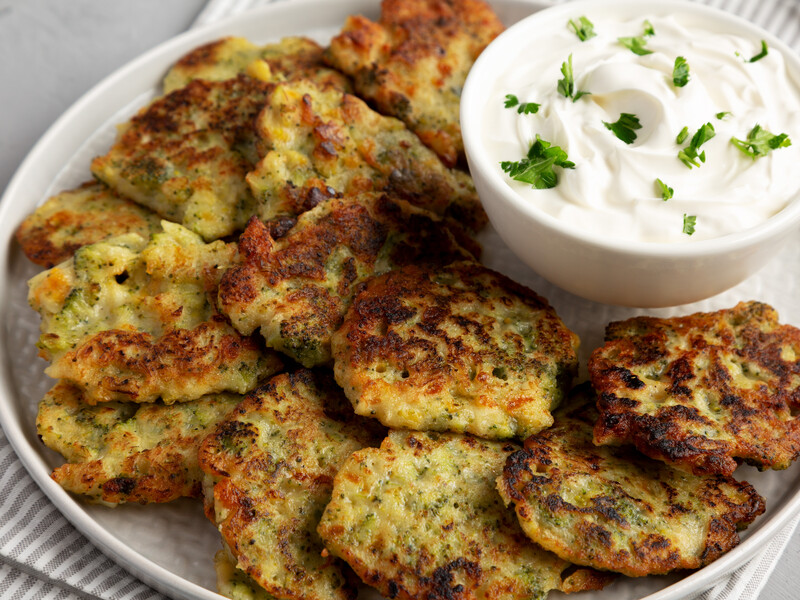Лише скуштуйте ці оладки з кабачків – і ви ніколи не захочете їсти їх з майонезом. Простий рецепт