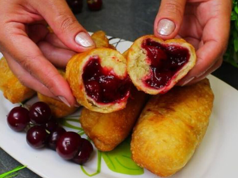 "Мої улюблені. Тісто, як пух, навіть без дріжджів". Смажені пиріжки з вишнями