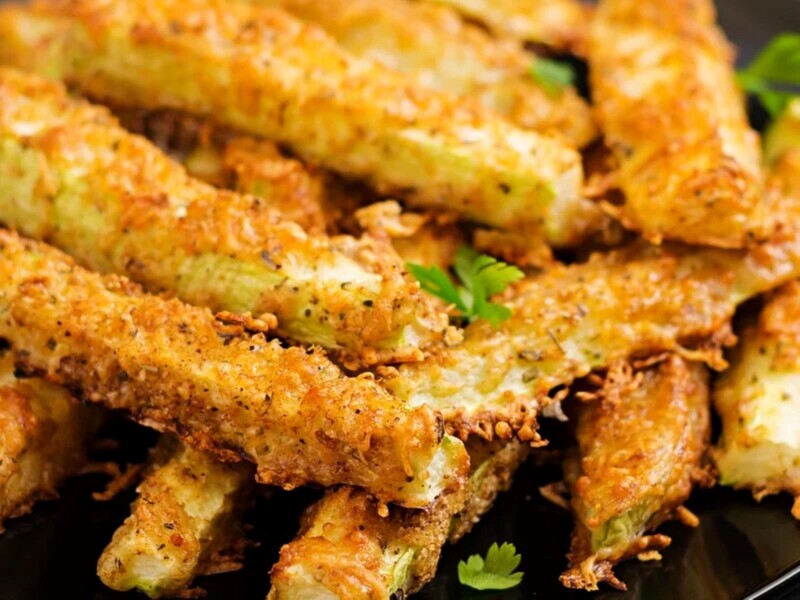 Це неймовірно просте панірування зробить кабачки соковитими й смачними. Швидкий рецепт