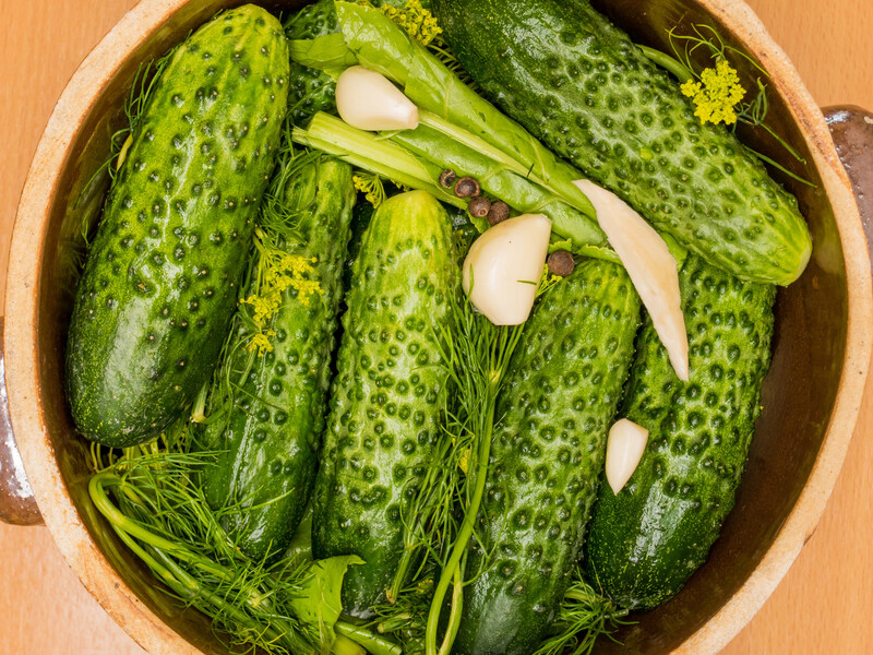 Скористайтеся цією геніальною штукою – і за 10 хвилин вийдуть дуже смачні малосольні огірки