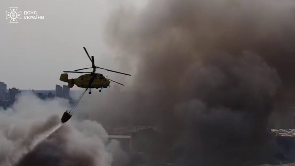 Авіація ГУР допомогла ліквідувати пожежу в Києві після атаки Шахедів Авіація ГУР допомогла ліквідувати пожежу в Києві після атаки Шахедів