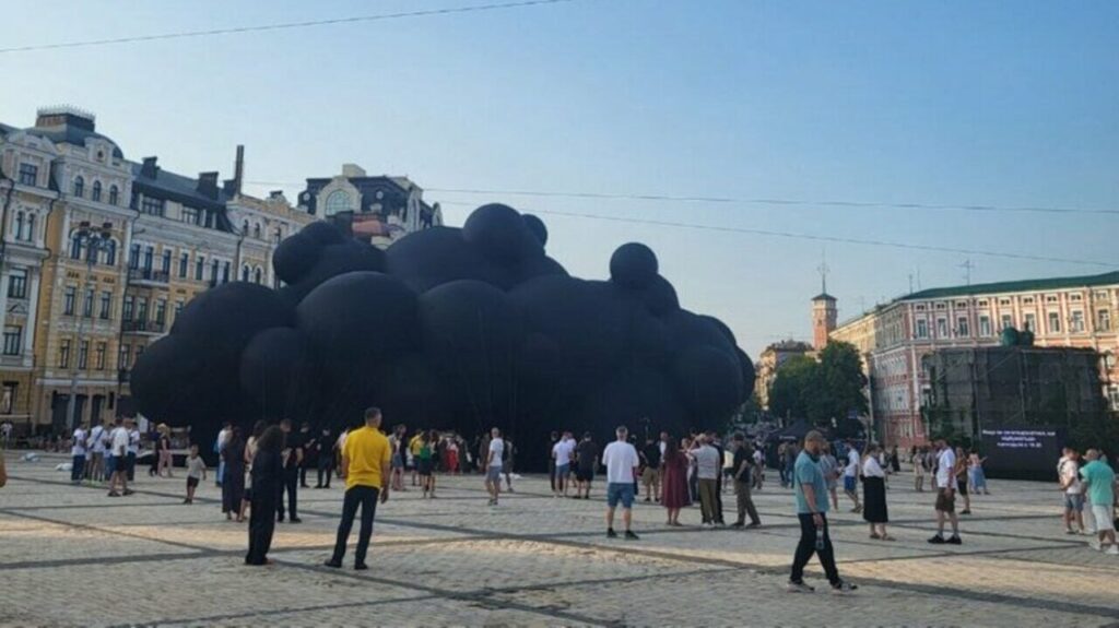 Чорна хмара на Софійській площі: що за інсталяція в центрі Києва Чорна хмара на Софійській площі: що за інсталяція в центрі Києва