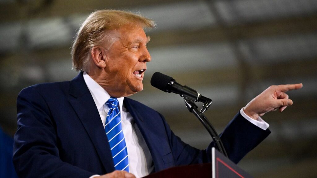 Трамп пригрозив санкціями Росії та Україні