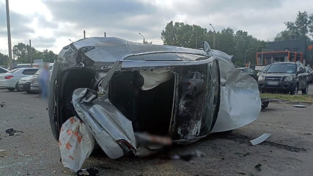 У Полтаві Tesla влетіла в парковку: пошкоджено сім автівок, є постраждалі