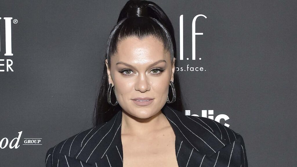 Зникну на деякий час: Джессі Джей повідомила про онкологію