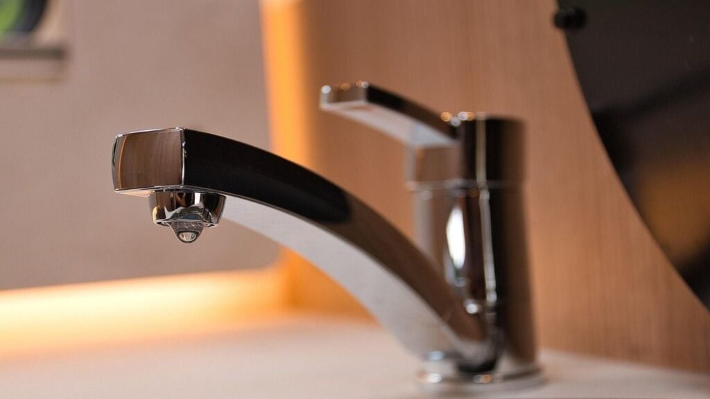 У Херсоні після атаки РФ на енергооб’єкт воду подаватимуть за графіком