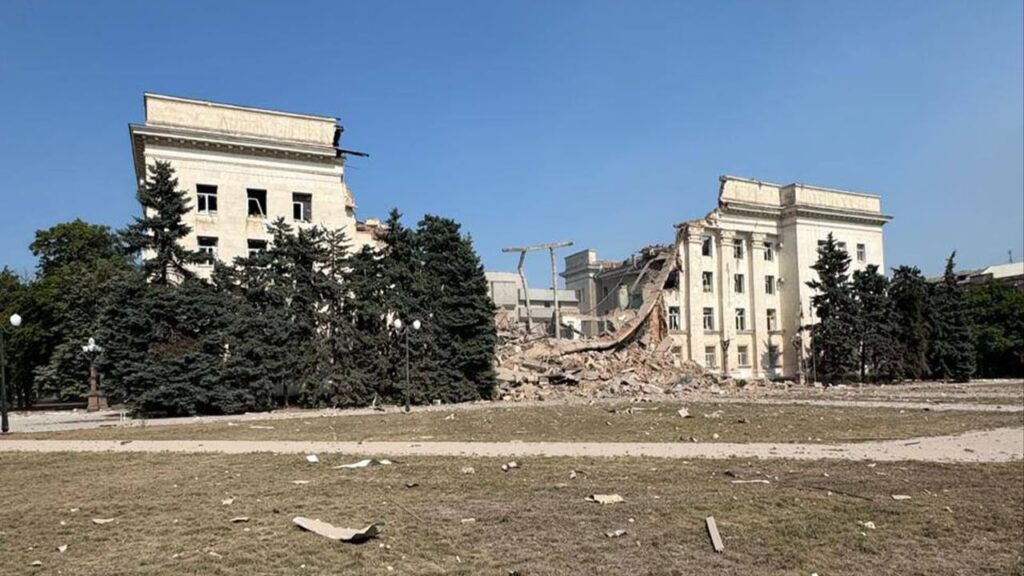 Будівлю Херсонської ОВА знищено другим за день ударом РФ Будівлю Херсонської ОВА знищено другим за день ударом РФ