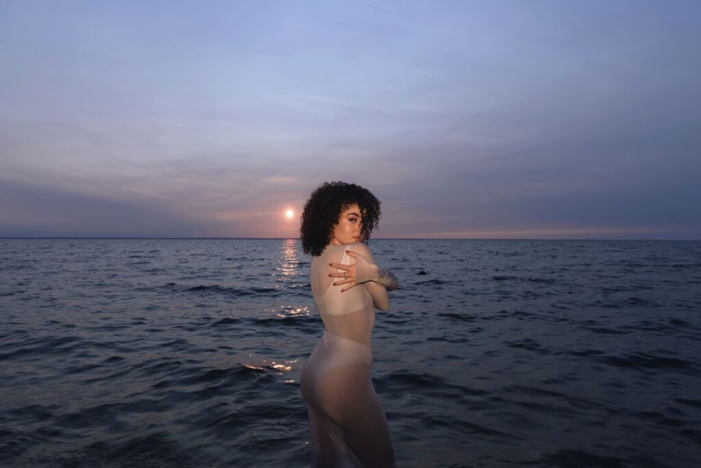 “Я обираю себе”: перший альбом Long Play: Гра в довгу від співачки Sofira — гімн жіночій силі та любові до себе