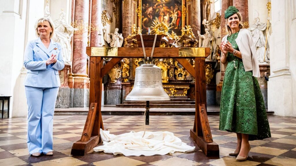 Нідерланди передали Чехії дзвін, переплавлений з уламків російських снарядів