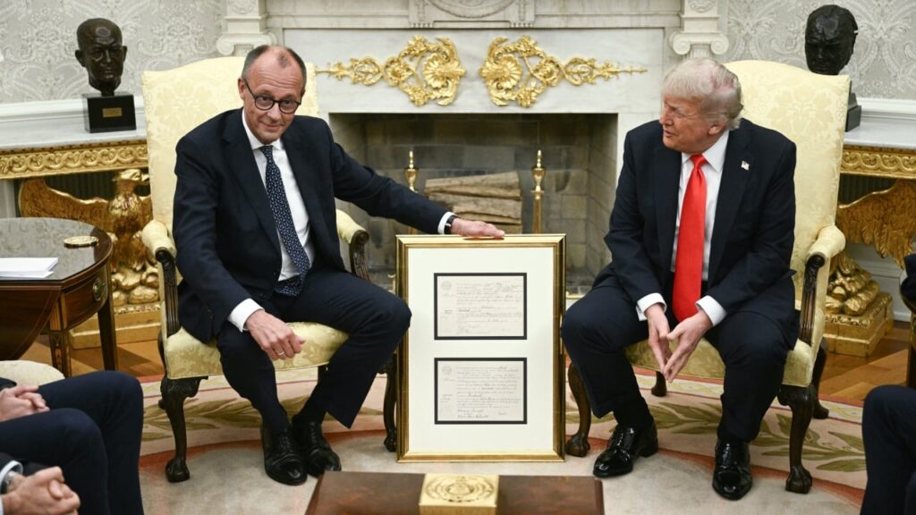 Мерц подарував Трампу родинне свідоцтво діда, народженого у Баварії Мерц подарував Трампу родинне свідоцтво діда, народженого у Баварії