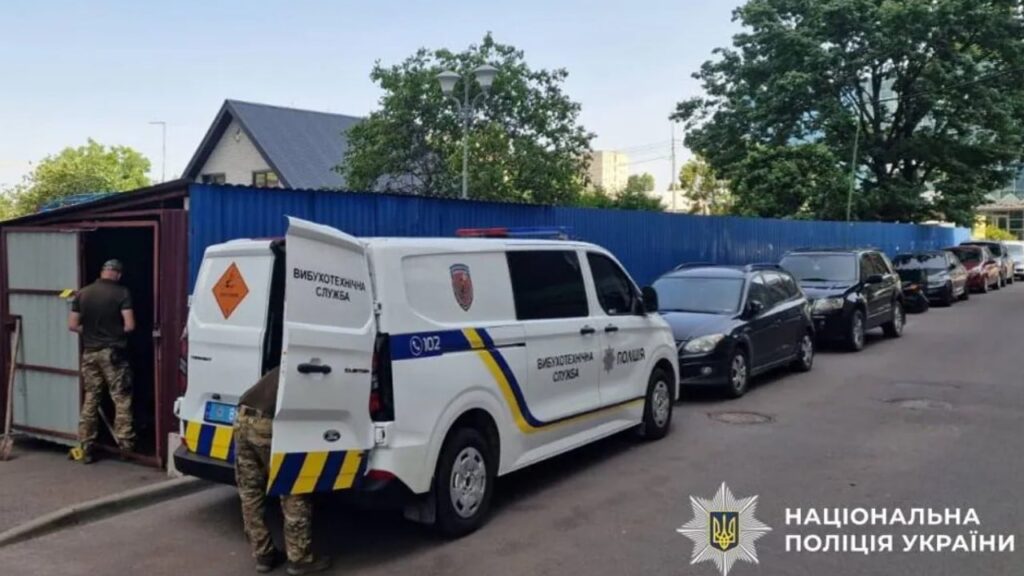 Вибух у Дарницькому районі Києва: через детонацію баку зі сміттям є постраждалі