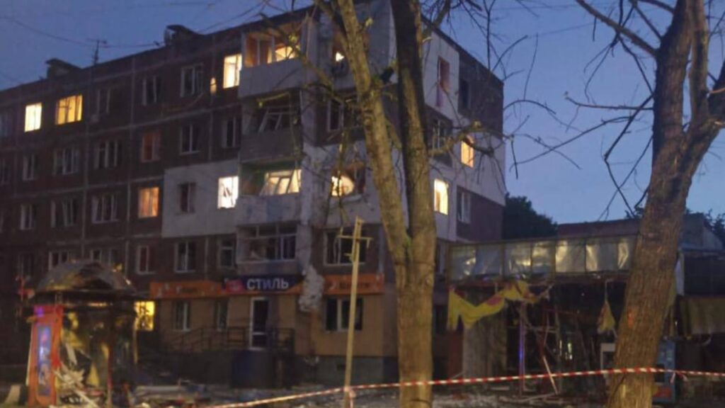 Нічна атака на Чернігів: дрони влучили в будинки, школу та підприємство, є поранені