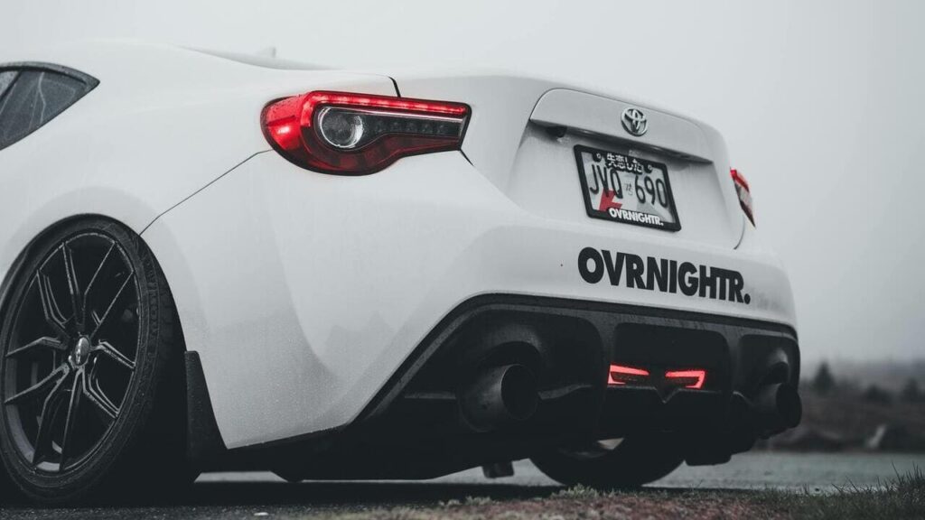 Чи потрібно вмикати аварійку під час руху заднім ходом: розбираємося з ПДР