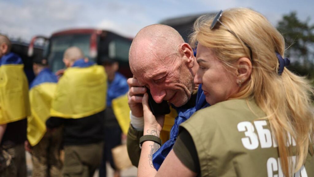 Я вдома, я вільний, я в Україні: перші емоції звільнених захисників після полону