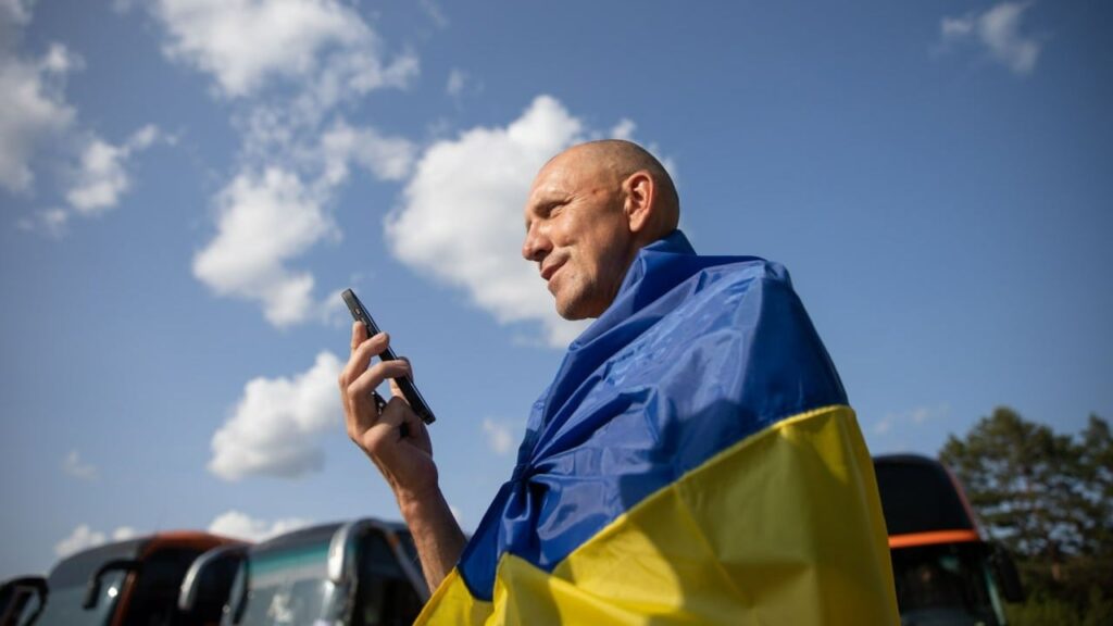 За нас Україна не забула: перші емоції військових після обміну полоненими За нас Україна не забула: перші емоції військових після обміну полоненими