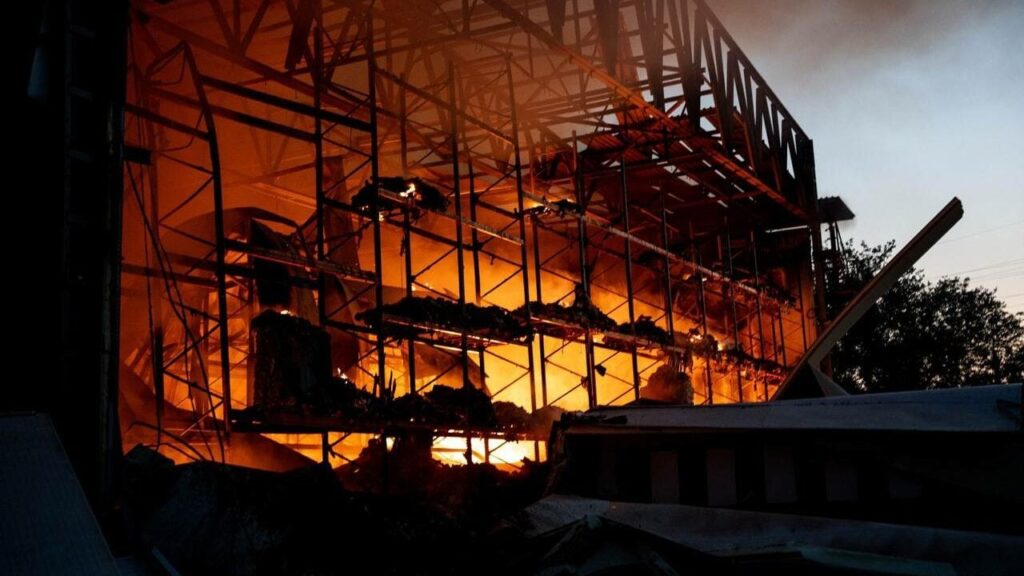 Обстріл Одеси 3 червня: горіли склади та автівки, є постраждалі