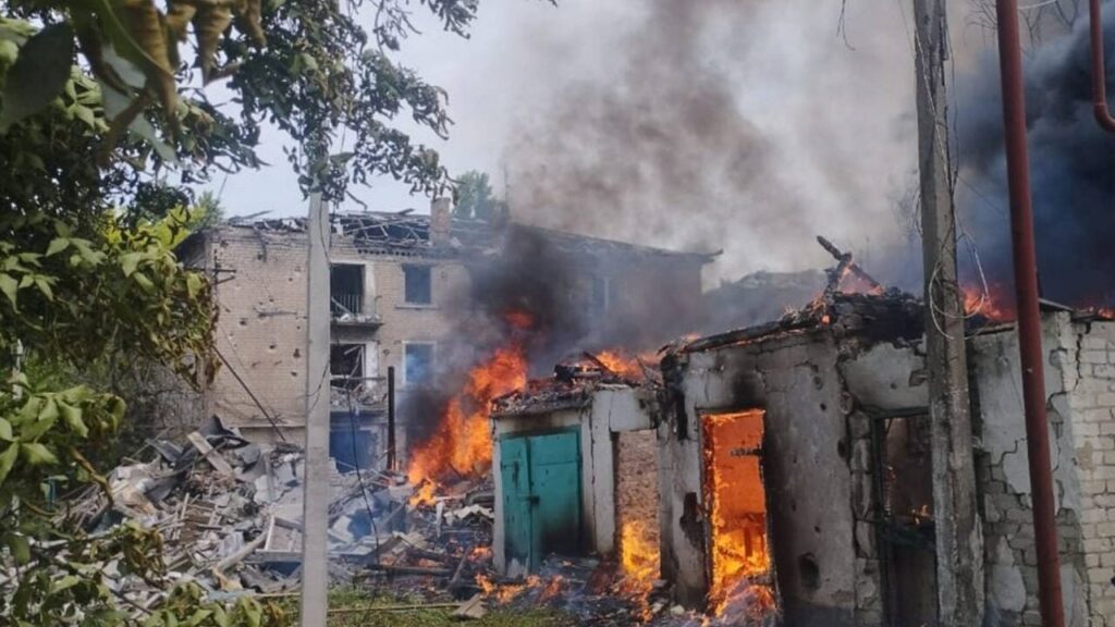 РФ скинула авіабомбу на Родинське на Донеччині: є руйнування та поранені