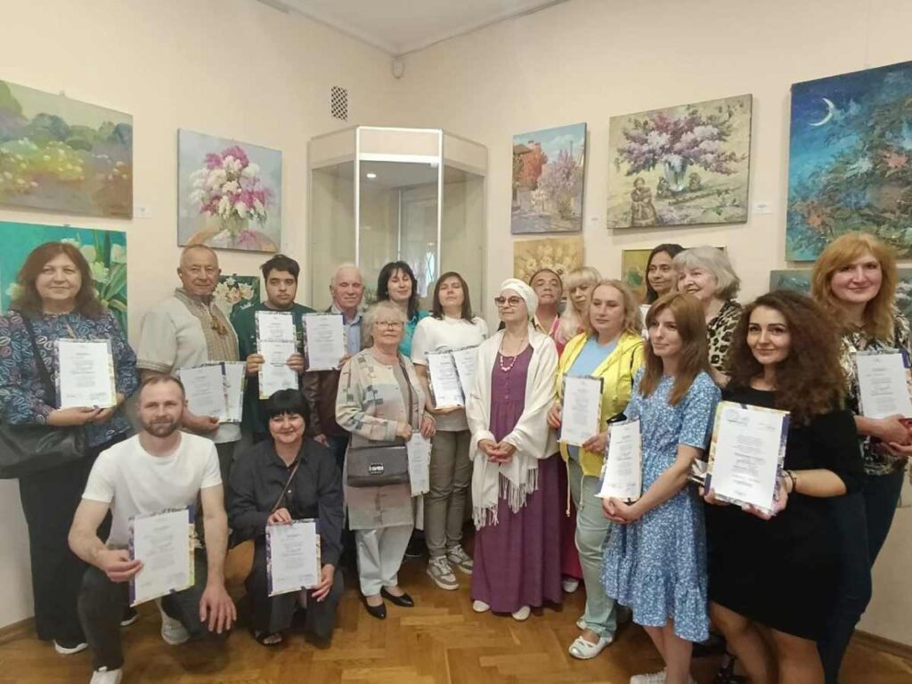 “Бузок і Тюльпани”: у Києві відкрилася виставка, що лікує душу мистецтвом і красою квітів