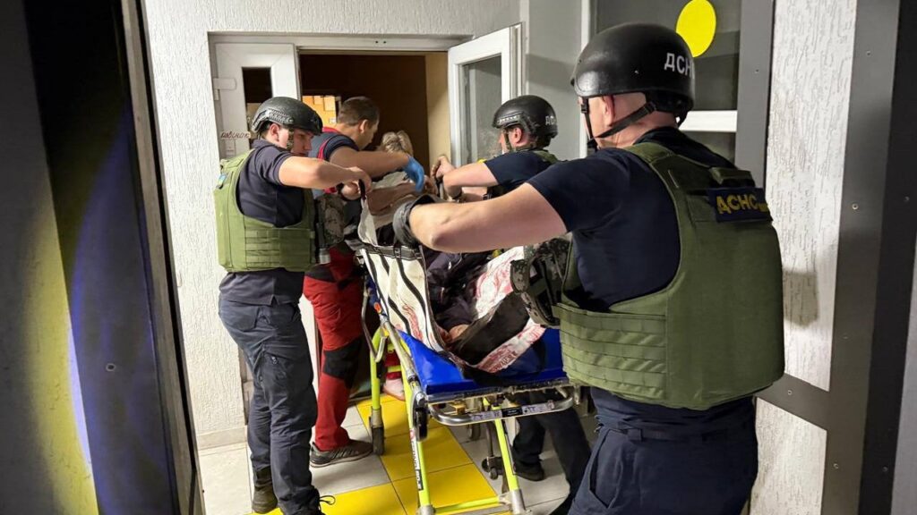 РФ двічі вгатила по підрозділу ДСНС у Нікополі: серед поранених – водій швидкої