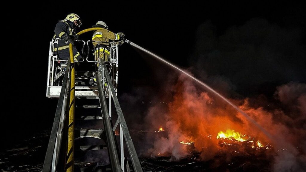 Вибухи у Харкові: внаслідок атаки дронів горить багатоповерхівка, є загиблий