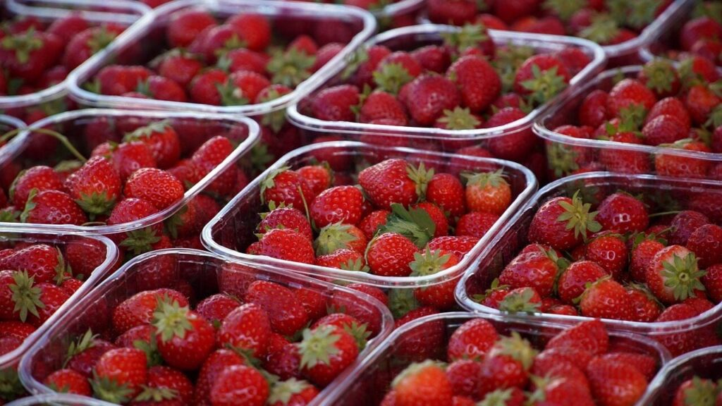 Дієтологи назвали ягоду, яка допоможе жінкам полегшити нічну пітливість і припливи