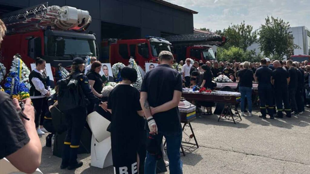 У Києві попрощалися з рятувальниками, які загинули під час атаки РФ 6 червня У Києві попрощалися з рятувальниками, які загинули під час атаки РФ 6 червня