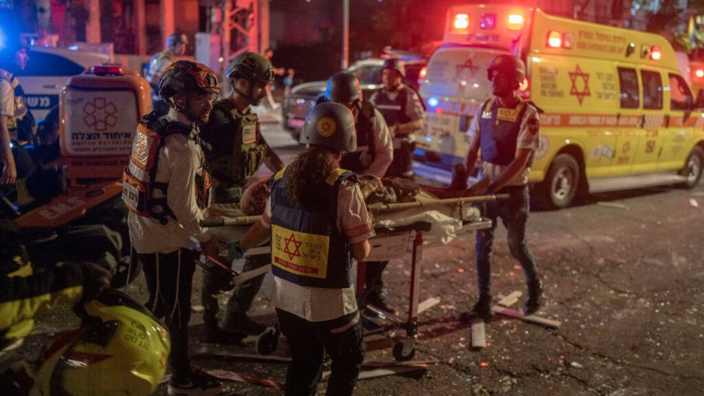 Іран запустив кілька хвиль ракет по Ізраїлю: є загиблі, десятки постраждалих