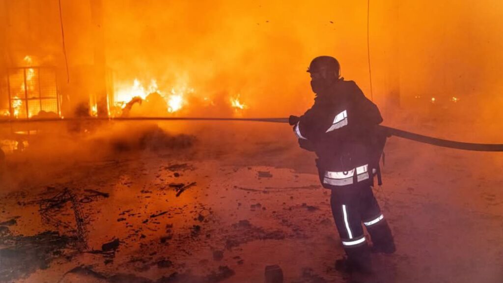 Вибухи у Харкові: росіяни завдали ударів по промзоні у Київському районі