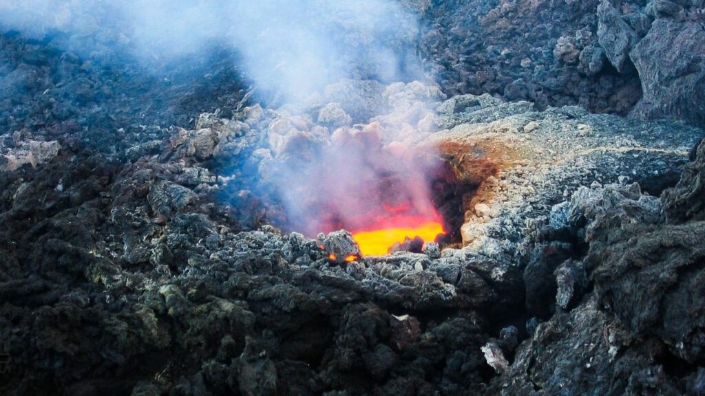 Вулкан Етна прокинувся на Сицилії: у небо піднявся стовп попелу