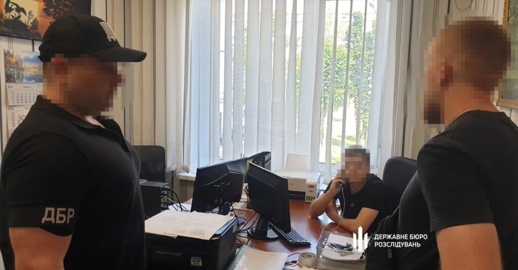Правоохоронець із Дніпра видаляв дані про сотні ухилянтів за $1-2 тисячі – ДБР Правоохоронець із Дніпра видаляв дані про сотні ухилянтів за $1-2 тисячі – ДБР