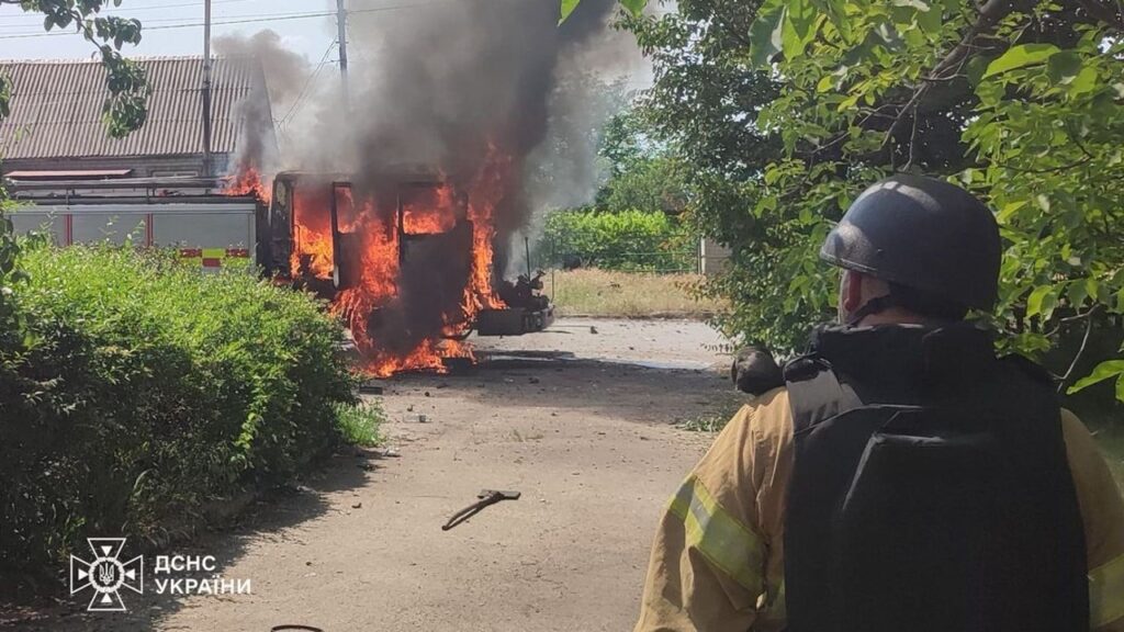 На Запоріжжі росіяни знову обстріляли рятувальників: пошкоджено пожежне авто