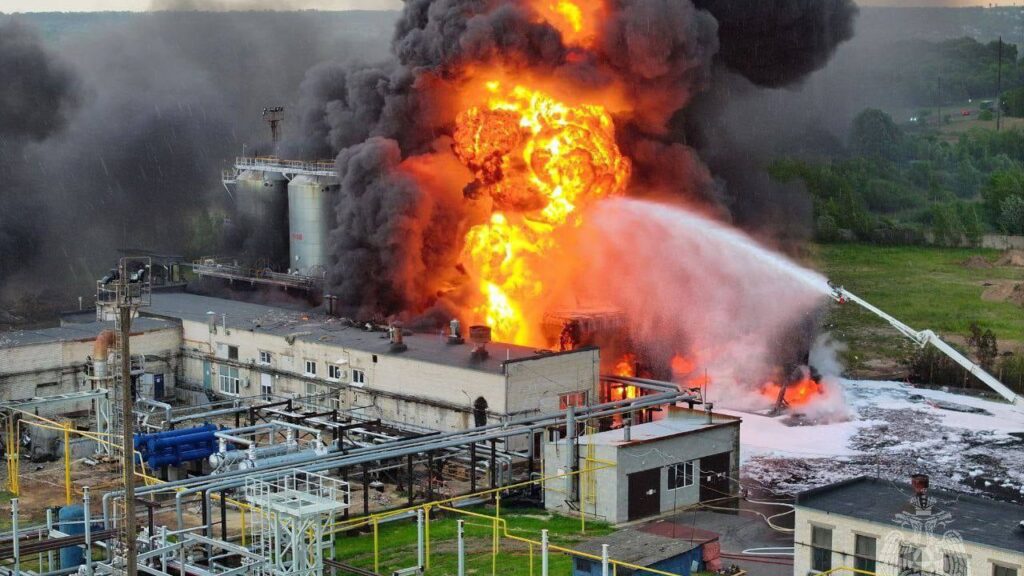 Яскраво палає: у російському Кстово – пожежа на заводі з виробництва бітуму