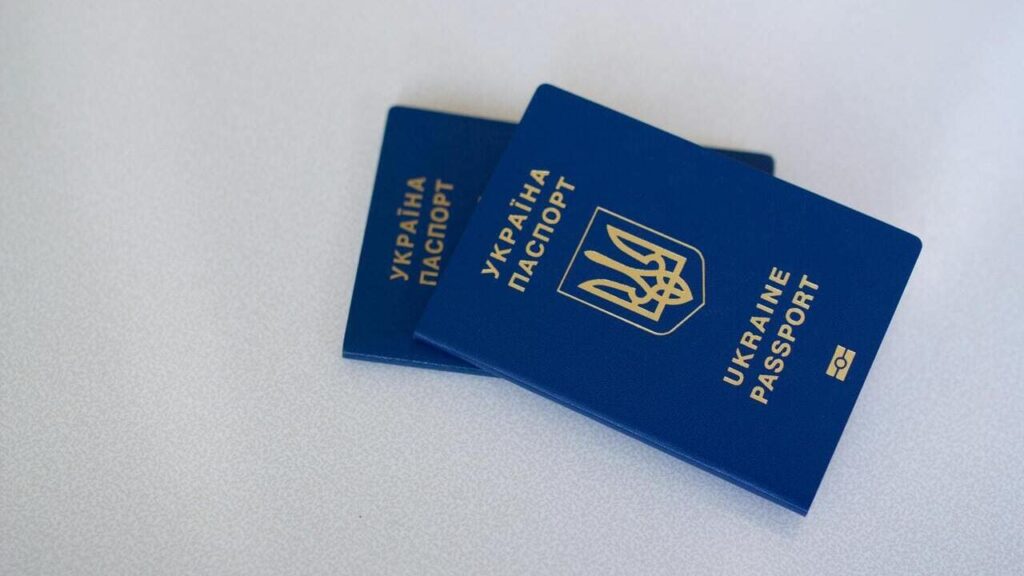 Зміна прізвища після одруження в Україні: інструкція для молодят