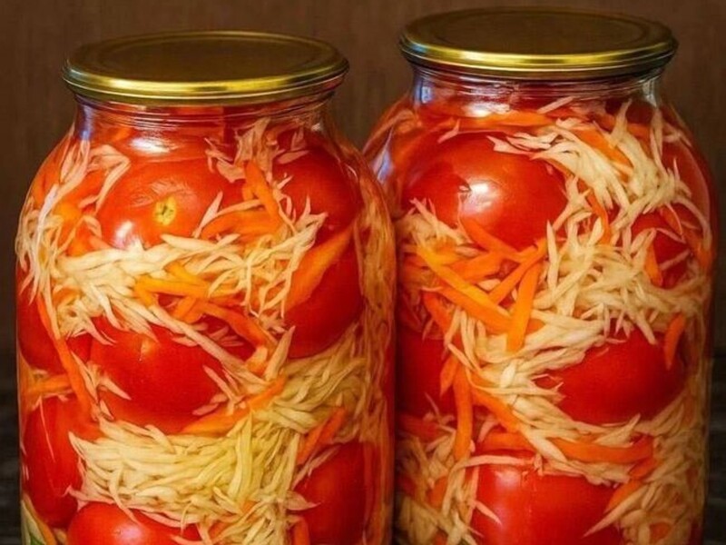 "Помідори виходять як свіжі, а капуста й перчик хрумтять". Рецепт смачної консервації "2 в 1"
