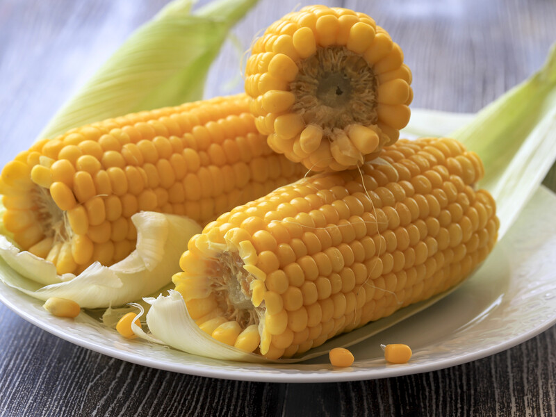Загорніть у це качани – і за три хвилини кукурудза буде готова без каструль і води. Лайфхак
