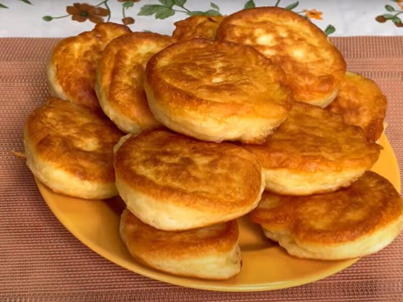 Досвідчена господиня розкрила секрет пухких оладок. Зробіть так само – і вони ніколи не осядуть