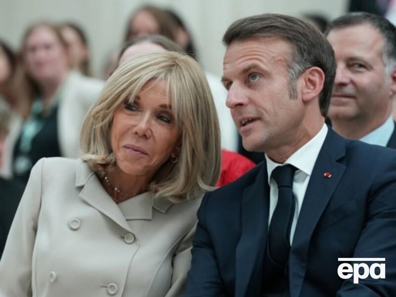 ЗМІ розповіли, чому перша леді Франції, спускаючись трапом літака, проігнорувала допомогу чоловіка