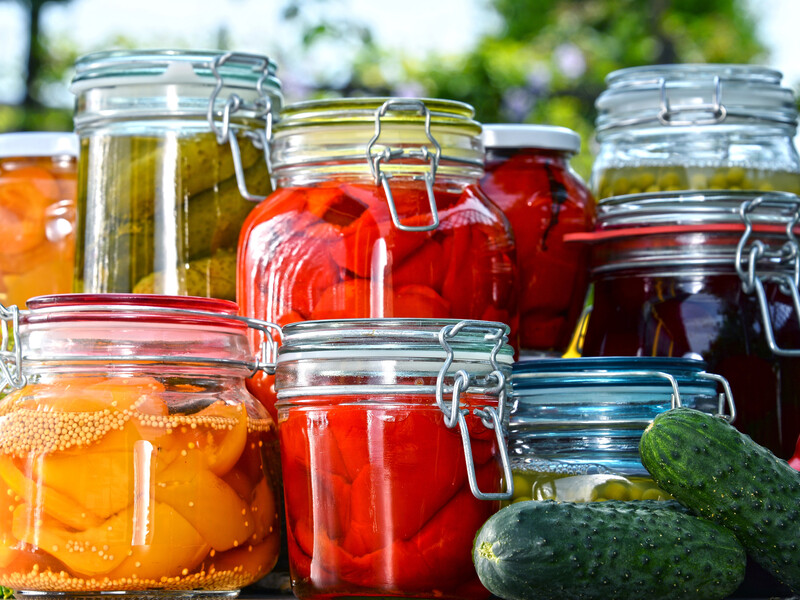 Втрачають смак, текстуру й можуть нашкодити. Які овочі та фрукти не варто консервувати