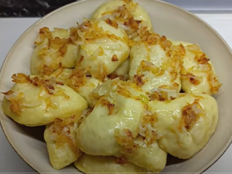 Додайте це до борошна – і вареники вийдуть надзвичайно пухкими. Рецепт м'якого й ніжного тіста