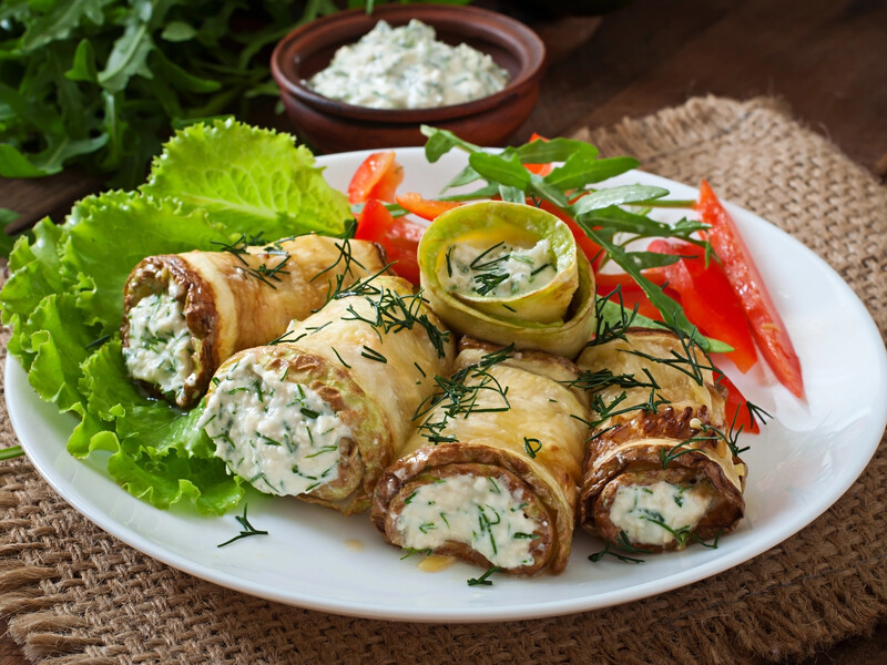 Зробіть такі коржі з кабачка, додайте начинку – і отримаєте дуже смачний рулет. Швидкий рецепт