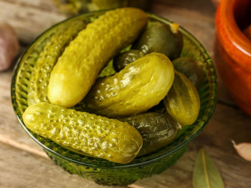 Залийте огірки цим простим маринадом – і отримаєте неймовірно смачну консервацію. Швидкий рецепт