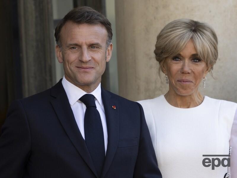 Росіяни поширюють новини, що дружина Макрона проігнорувала увагу чоловіка. Повне відео шокує