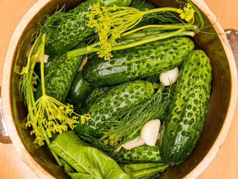 Зробіть цей простий маринад – і отримаєте неймовірно смачні малосольні огірки. Швидкий рецепт