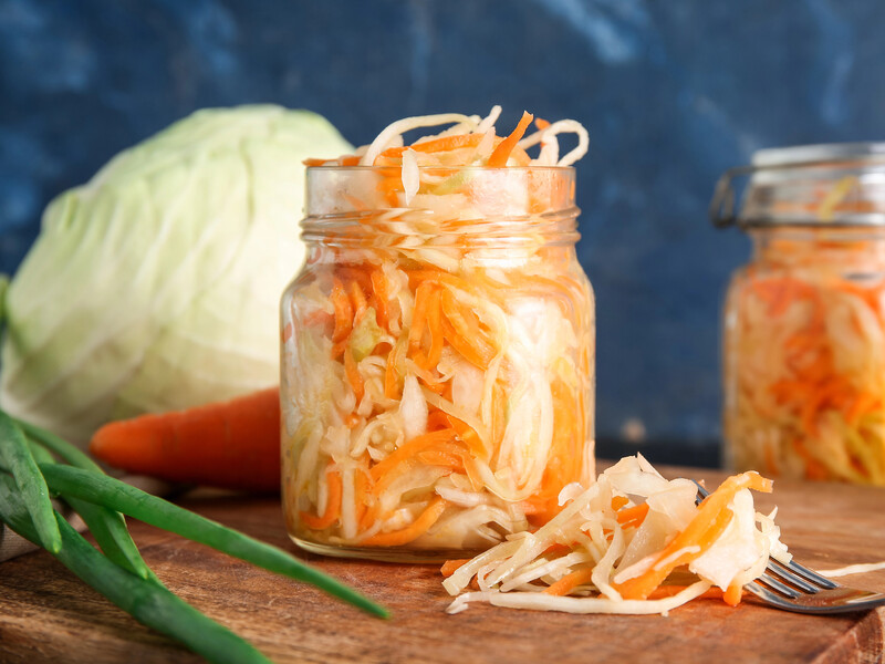 Квашена капуста залишається хрусткою, а овочі – соковитими. Салат "Зимовий"