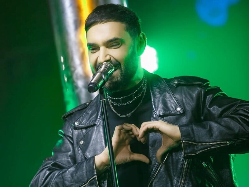 "Ніби ШІ редагував". У мережі піддали сумніву справжінсть ідеального пресу Козловського