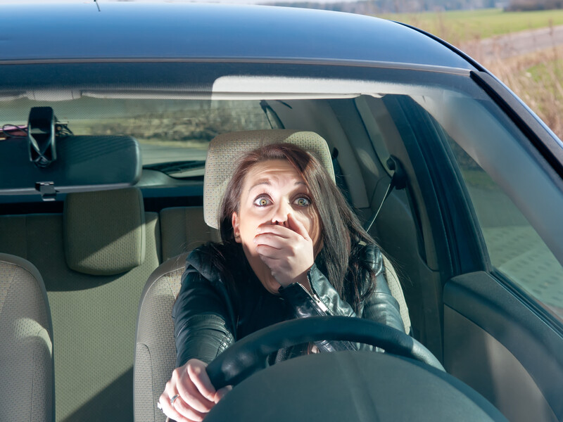 Щойно побачите це в дзеркалі – одразу вирівнюйте кермо. Лайфхак, як легко припаркуватися між двох машин