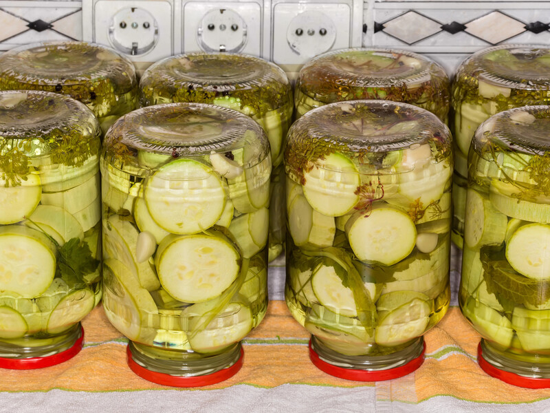 Залийте кабачки цим простим маринадом – і отримаєте неймовірно смачну кансервацію. Швидкий рецепт